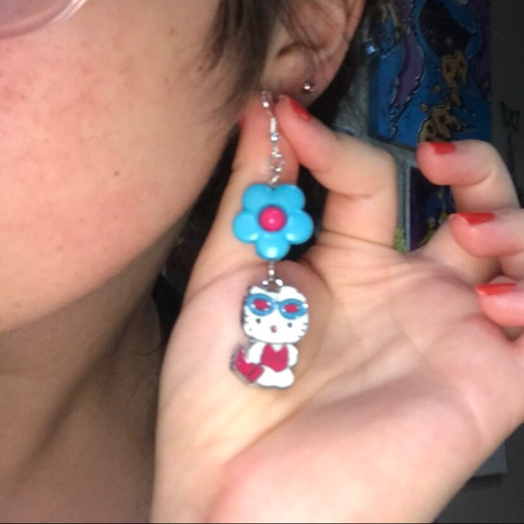 🩵3/$20🩵 THE BEACH DAY HELLO KITTY EARRINGS - Picture 4 of 4